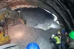 Nhân viên cứu hộ làm nhiệm vụ tại hiện trường vụ sập đường hầm ở Uttarkashi, Ấn Độ, ngày 13/11. (Ảnh: AFP/TTXVN)