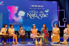 Êkíp sản xuất vở nhạc kịch 'Viên đá ngũ sắc' và các bạn nhỏ vào vai các nhân vật giới thiệu vở diễn. (Ảnh: BTC)