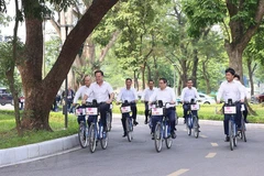 Thủ tướng Phạm Minh Chính và Thủ tướng Hà Lan Mark Rutte đạp xe tham quan Hà Nội. (Ảnh: Dương Giang/TTXVN)