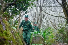 Cán bộ, chiến sỹ Đồn Biên phòng Thàng Tín (Hà Giang) tuần tra, kiểm soát địa bàn được giao phụ trách. (Ảnh: Nam Thái/TTXVN)