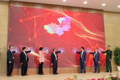 Các đại biểu thực hiện nghi thức bấm nút khai trương Trung tâm Điều hành Thông minh Ủy ban Nhân dân tỉnh Lâm Đồng. (Ảnh: Chu Quốc Hùng/TTXVN)
