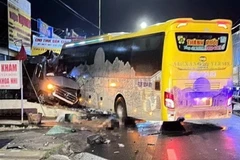 Hiện trường vụ tai nạn liên quan đến xe khách giường nằm của Nhà xe Thành Bưởi. (Ảnh: TTXVN phát)