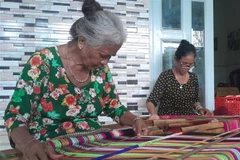 Phụ nữ dân tộc S'tiêng ở Bình Phước dệt thổ cẩm. (Ảnh: K GỬIH/TTXVN)