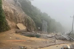 Hiện trường vụ sạt lở trên đèo Hải Vân. (Ảnh: TTXVN phát)