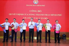 Tổng Thanh tra Chính phủ Đoàn Hồng Phong trao quyết định luân chuyển, điều động, bổ nhiệm đối với các cán bộ cấp Vụ trưởng và tương đương. (Nguồn: Báo Thanh tra)