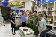 Khám xét cơ sở kinh doanh linh kiện, phụ kiện điện thoại của Hoàng Văn Cường. (Ảnh: TTXVN phát)