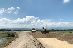 Hiện nay, việc thi công đường tỉnh ĐT.553 diễn ra cầm chừng do nhiều vị trí chưa được giải phóng mặt bằng. (Ảnh: Hữu Quyết/TTXVN)