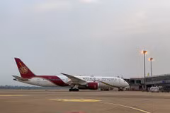 Một máy bay Boeing 787 của Juneyao Airlines tại sân bay ở Hàng Châu, Trung Quốc. (Nguồn: VCG)