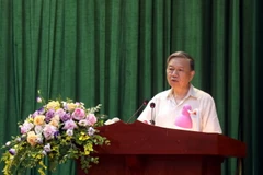 Đại tướng Tô Lâm, Ủy viên Bộ Chính trị, Bộ trưởng Bộ Công an phát biểu tại buổi tiếp xúc cử tri huyện Ân Thi, tỉnh Hưng Yên. (Ảnh: Mai Ngoan/TTXVN)