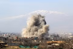Ảnh tư liệu: Khói bốc lên sau một vụ không kích ở phía tây bắc thủ đô Damascus, Syria. (Nguồn: AFP/ TTXVN)