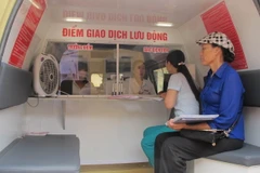 Mô hình ngân hàng lưu động của Agribank Ninh Bình đến các vùng sâu, vùng xa của tỉnh. (Ảnh: Hải Yến/TTXVN)