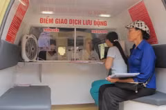 Mô hình ngân hàng lưu động của Agribank Ninh Bình đến các vùng sâu, vùng xa của tỉnh. (Ảnh: Hải Yến/TTXVN)