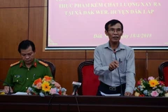 Ông Ngô Xuân Lộc, Chánh Văn phòng Ủy ban Nhân dân tỉnh và Đại tá Lê Vinh Quy, Phó Giám đốc, Thủ trưởng Cơ quan Cảnh sát điều tra Công an tỉnh Đắk Nông chủ trì buổi họp báo. (Ảnh: Hưng Thịnh/TTXVN)