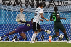 Đội tuyển Argentina ghi bàn thắng vào lưới Nigeria. (Nguồn: Reuters)
