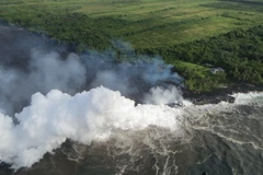 Dung nham phun trào từ núi lửa Kilauea gần Pahoa, Hawaii, Mỹ ngày 20/5. (Nguồn: EPA/TTXVN)