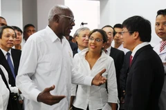 Phó Chủ tịch Cuba Salvado Valdes Mesa thăm hỏi và chúc mừng cán bộ, bác sỹ, nhân viên Bệnh viện Việt Nam Cuba Đồng Hới vì những thành tích đạt được trong việc khám, chữa bệnh cho nhân dân. (Ảnh: Mạnh Thành/TTXVN)