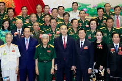 Chủ tịch nước Trần Đại Quang, nguyên Tổng Bí thư Lê Khả Phiêu, nguyên Chủ tịch nước Trương Tấn Sáng chụp ảnh lưu niệm với các đại biểu dự Đại hội. (Ảnh: Nhan Sáng/TTXVN)