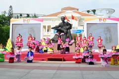 Tiết mục biểu diễn văn nghệ của các em đội viên tại ngày hội. (Ảnh: Thu Hoài/TTXVN)