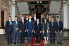 Lãnh đạo Thành phố Hồ Chí Minh chụp ảnh lưu niệm cùng đoàn đại biểu thành phố Los Angeles. (Ảnh: Xuân Khu/TTXVN)