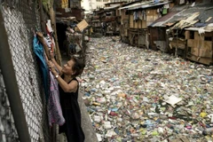 Kênh Estero de Magdalena ô nhiễm với thảm rác thải nhựa. (Nguồn: AFP)
