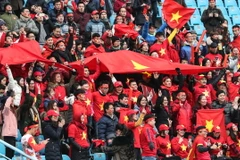 Các cổ động viên cuồng nhiệt tiếp lửa cho đội U23 Việt Nam trên sân vận động ở Thường Châu, tỉnh Giang Tô, Trung Quốc. (Nguồn: THX/TTXVN)