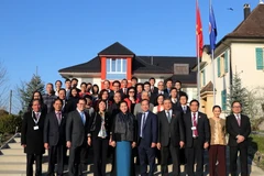 Chủ tịch Quốc hội Nguyễn Thị Kim Ngân chụp ảnh lưu niệm cùng các đại biểu. (Ảnh: Trọng Đức/TTXVN)