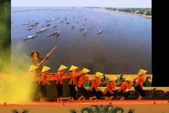 Chương trình nghệ thuật chào mừng lễ khai mạc Lễ hội Sóng nước Tam Giang 2018, tối 24/4. (Ảnh: Hồ Cầu/TTXVN)