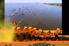 Chương trình nghệ thuật chào mừng lễ khai mạc Lễ hội Sóng nước Tam Giang 2018, tối 24/4. (Ảnh: Hồ Cầu/TTXVN)