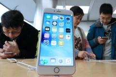 Khách hàng tham quan, mua sắm điện thoại iPhone ở Bắc Kinh. (Nguồn: Nikkei)