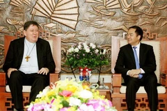 Trưởng ban Tôn giáo Chính phủ Vũ Chiến Thắng tiếp Hồng y Joao Braz de Aviz. (Ảnh: Nguyễn Dân/TTXVN)