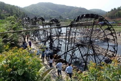 Du khách tham quan guồng nước bên suối Nậm Mu, xã Bản Bo (Tam Đường, Lai Châu). (Ảnh: Quý Trung/TTXVN)