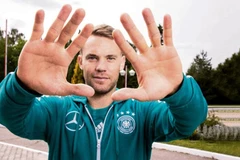 Bàn tay khổng lồ của Manuel tính từ cổ tay dến ngòn giữa là 22 cm. (Ảnh: Bild)