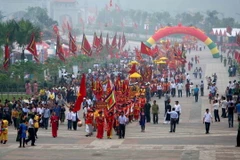 Đoàn rước kiệu và cung tiến lễ vật của các xã vùng ven về Đền Hùng. (Ảnh: Thanh Tùng/TTXVN)