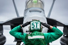 Hướng dẫn máy bay chiến đấu trên tàu sân bay USS Carl Vinson của Hải quân Mỹ. (Nguồn: Bộ Quốc phòng Mỹ)