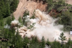 Triều Tiên cho nổ đường hầm số 2 tại bãi thử hạt nhân Punggye-ri, tỉnh Bắc Hamgyong ngày 24/5. (Nguồn: Yonhap/TTXVN)