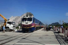 Tuyến đường sắt Bắc-Nam đã được thông tuyến vào khoảng 14 giờ ngày 24/5 sau vụ tai nạn ở Tĩnh Gia, Thanh Hóa. (Ảnh: Trịnh Duy Hưng/TTXVN) 