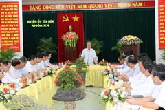 Ông Trần Quốc Vượng, Ủy viên Bộ Chính trị, Thường trực Ban Bí thư phát biểu tại buổi làm việc với Huyện ủy, Ủy ban Nhân dân huyện Tây Sơn. (Ảnh: Phạm Kha/TTXVN)