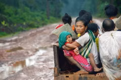 Bộ trưởng Ngoại giao Lào Saleumxay Kommasith (phát biểu) chủ trì cuộc họp báo. (Ảnh: Phạm Kiên/TTXVN)
