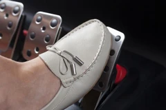 Điện Biên: Xe ôtô con lao vào nhà khiến 2 người thương vong 