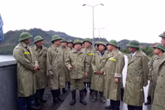 Phó Thủ tướng Trịnh Đình Dũng, lãnh đạo tỉnh Thanh Hóa cùng đoàn công tác kiểm tra khu vực Hồ Cửa Đạt. (Ảnh: Khiếu Tư/TTXVN)