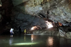 Du khách khám phá vẻ đẹp động Nàng Tiên. (Ảnh: Bùi Đức Hiếu/TTXVN)