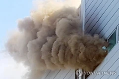 Khói bốc ra từ đám cháy. (Nguồn: Yonhap)