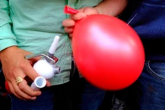 Nam thanh niên bị ngộ độc khí ôxít nitơ do lạm dụng hít bóng cười