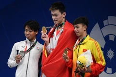 Vận động viên Việt Nam Nguyễn Huy Hoàng (phải) đoạt huy chương đồng bơi 800m nam tại ASIAD 2018 diễn ra ở Jakarta, Indonesia ngày 20/8. (Nguồn: AFP/ TTXVN)