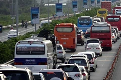 Người dân đốt cỏ khiến tuyến cao tốc TPHCM-Long Thành ùn tắc kéo dài