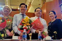 Lãnh đạo Thành phố Hồ Chí Minh tặng hoa và chúc mừng sự đoàn tụ của gia đình bà Diệp Tú Anh (bìa trái), nguyên là chiến sỹ biệt động thành và 2 con trai Diệp Tuấn (thứ 2, từ trái) và Diệp Dũng (giữa) tại buổi họp mặt. (Ảnh: Thế Anh/TTXVN)