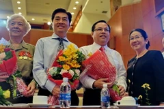 Lãnh đạo Thành phố Hồ Chí Minh tặng hoa và chúc mừng sự đoàn tụ của gia đình bà Diệp Tú Anh (bìa trái), nguyên là chiến sỹ biệt động thành và 2 con trai Diệp Tuấn (thứ 2, từ trái) và Diệp Dũng (giữa) tại buổi họp mặt. (Ảnh: Thế Anh/TTXVN)