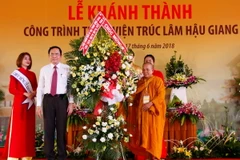 Ông Trần Thanh Mẫn, Bí thư Trung ương Đảng, Chủ tịch Ủy ban Trung ương Mặt Trận Tổ quốc Việt Nam tặng lẵng hoa chúc mừng cho đại diện Thiền viện Trúc Lâm Hậu Giang. (Ảnh: Hồng Thái/TTXVN)