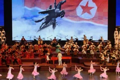 Quảng trường Kim Nhật Thành được trang hoàng chào mừng Quốc khánh Triều Tiên. (Nguồn: Kyodo/TTXVN)