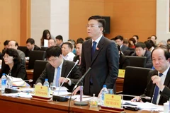 Bộ trưởng Bộ Tư pháp Lê Thành Long trả lời chất vấn các đại biểu tại phiên họp. (Ảnh: An Đăng/TTXVN)